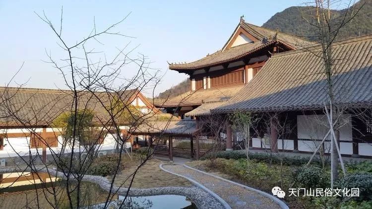 离开长沙,到现在的德兴吴园这块美丽的山地里,开始他下半生隐居生活