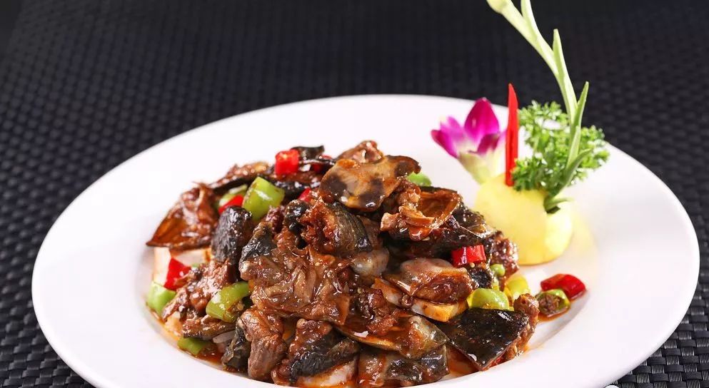 这款甲鱼的味美之处,在于用了一款自制的甲鱼油提味,而在炒制甲鱼时