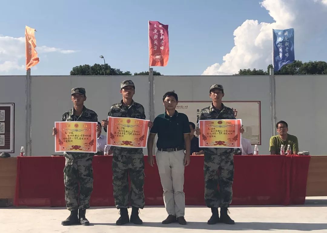 不畏艰难奋力前行上饶市一中新校区举行高一新生军训汇报表演暨表彰