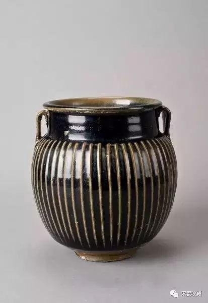 鹤壁集窑出土的黑釉凸线纹罐造型优美,制作精细