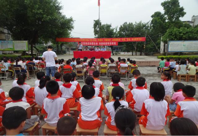 阳山县市场监督管理局会同青莲镇人民政府开展"上好开学第一课,系好新