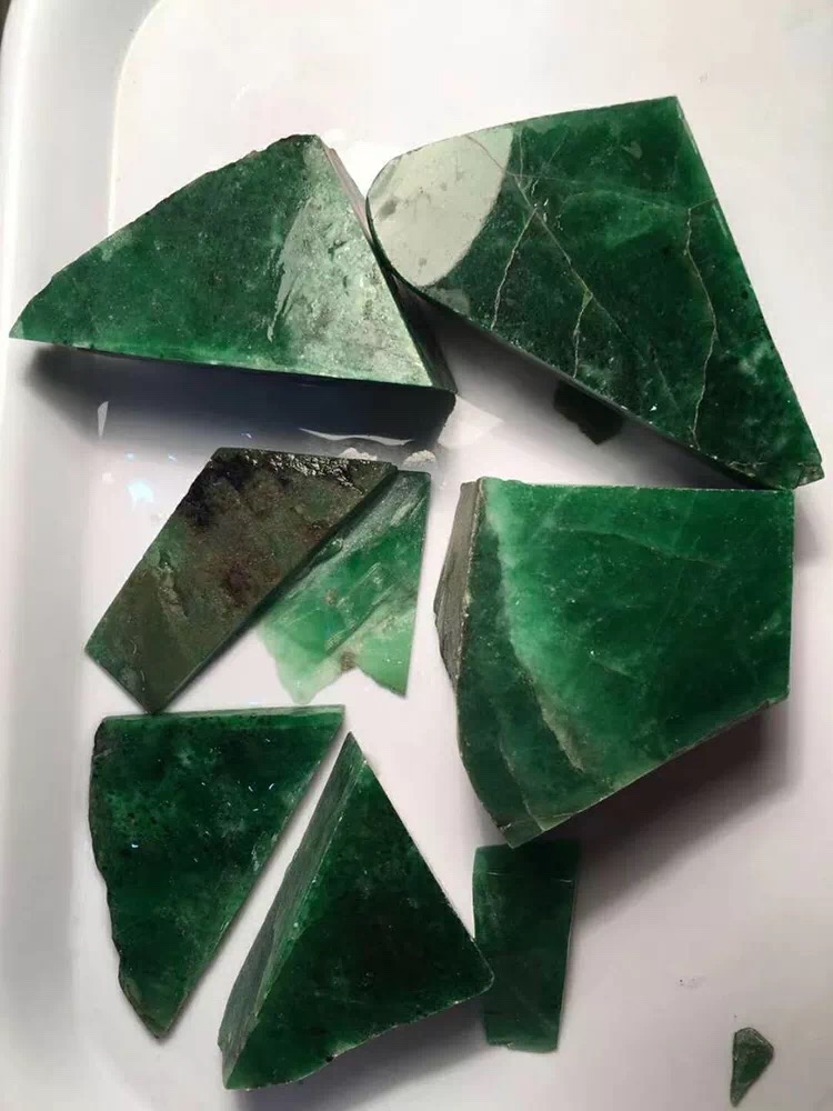 公盘上5万买的翡翠原石四刀下去货主瞬间话都不敢说了