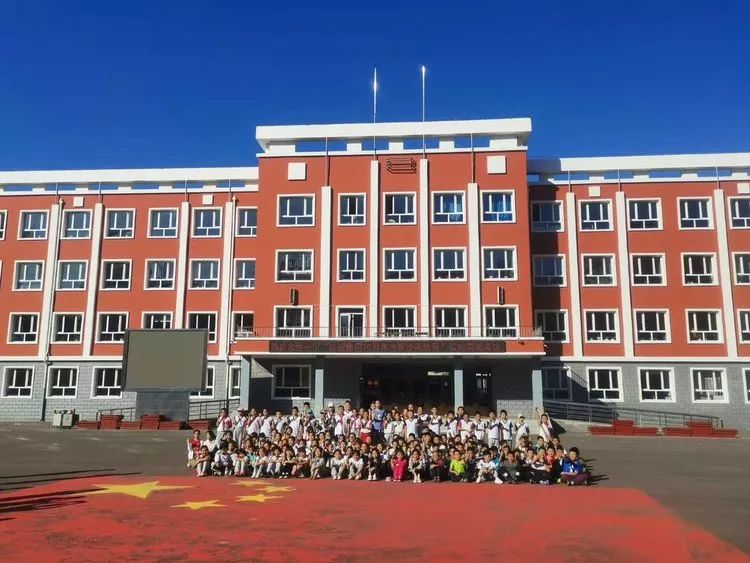 龙沙小学庆祝新中国成立70周年地面沙画