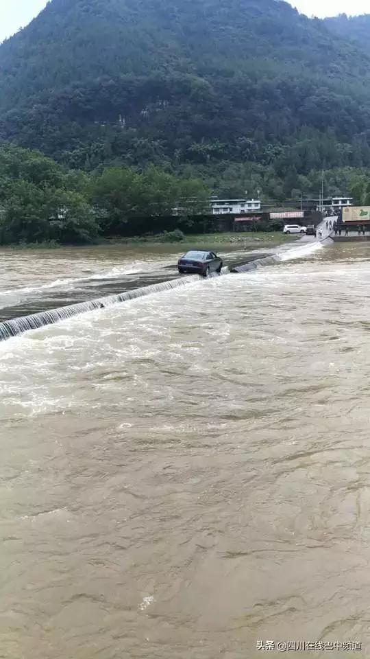 惊险通江洪水暴涨一车辆右侧悬空漫水桥面5人被困