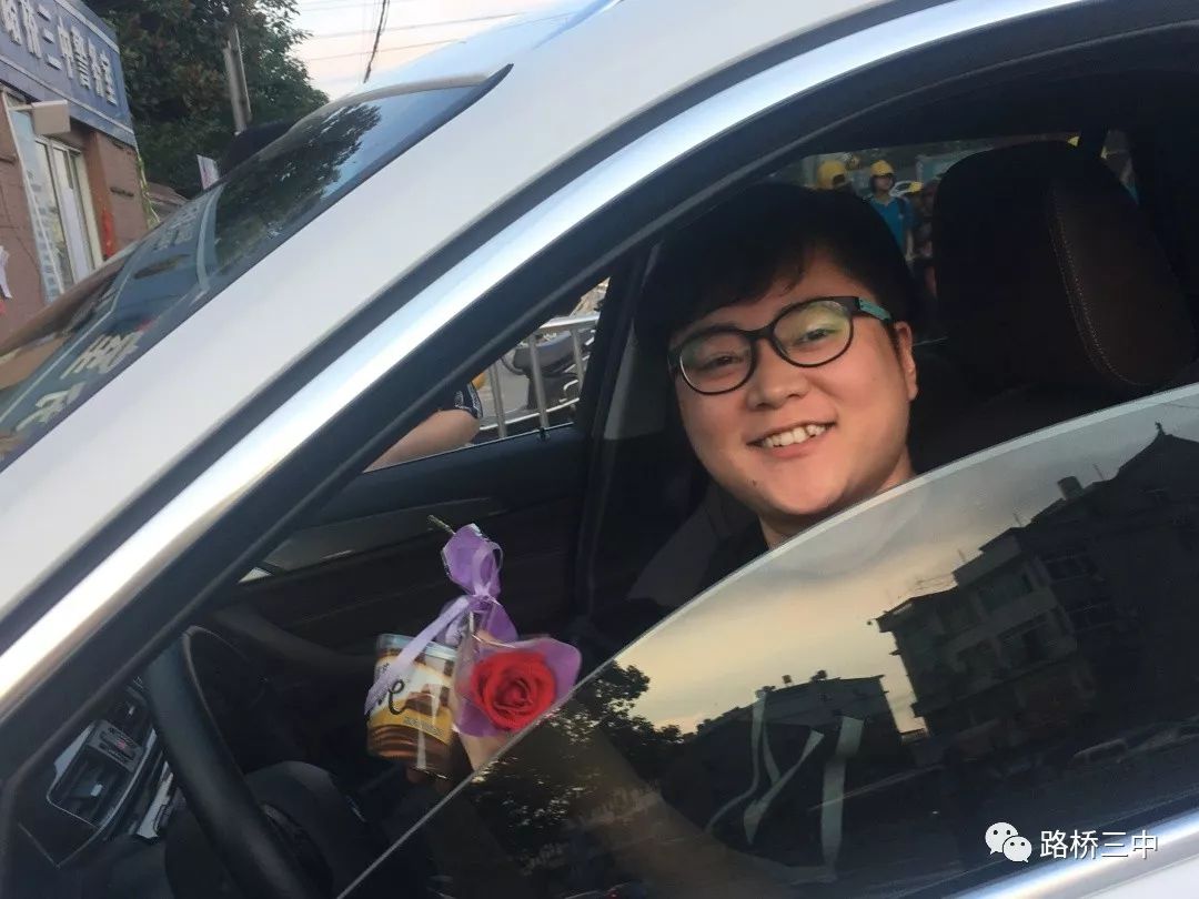 "路桥三中校长戴晓波将鲜花和巧克力送给王荷琴