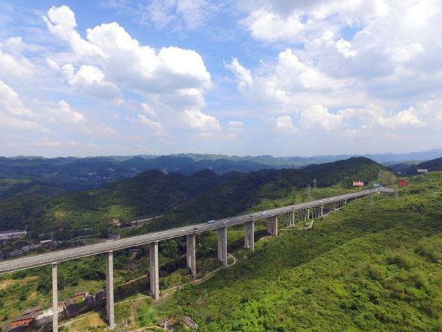 贵遵高速公路乌江特大桥,又叫扎南公路乌江特大桥,飞跨两岸山头,高百