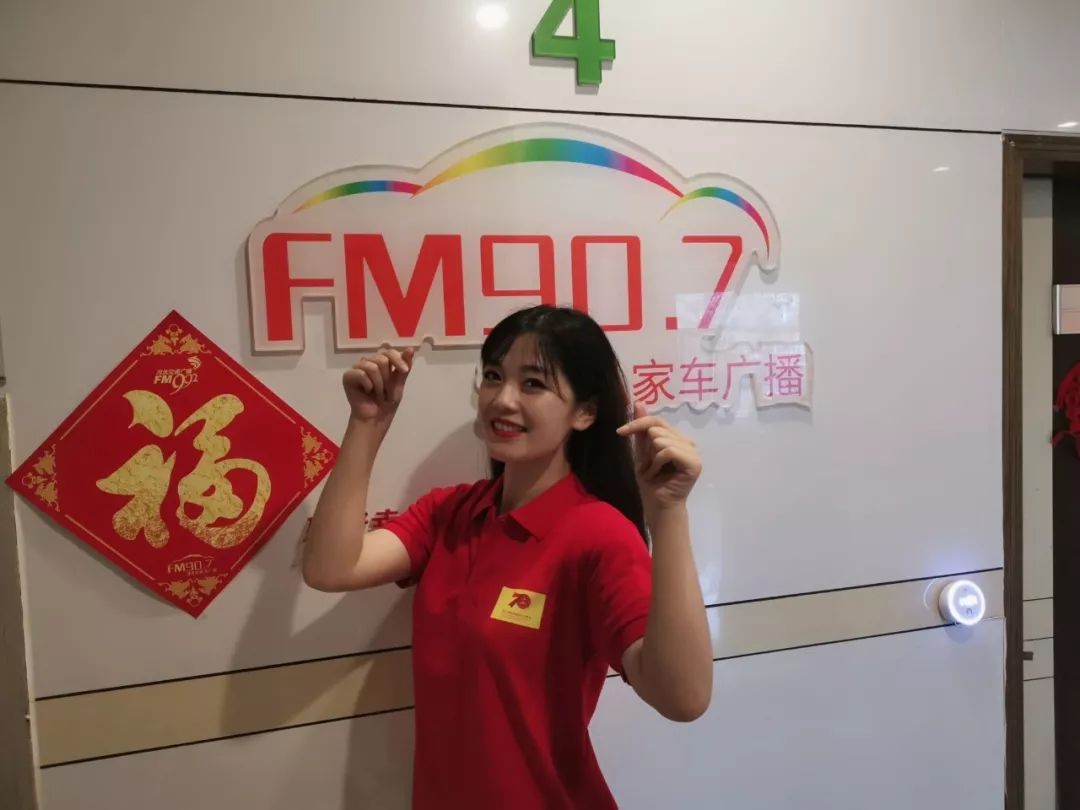 定制款中国红服装907,992共同倡议大家:相约国庆,身穿红装,拍摄照片或