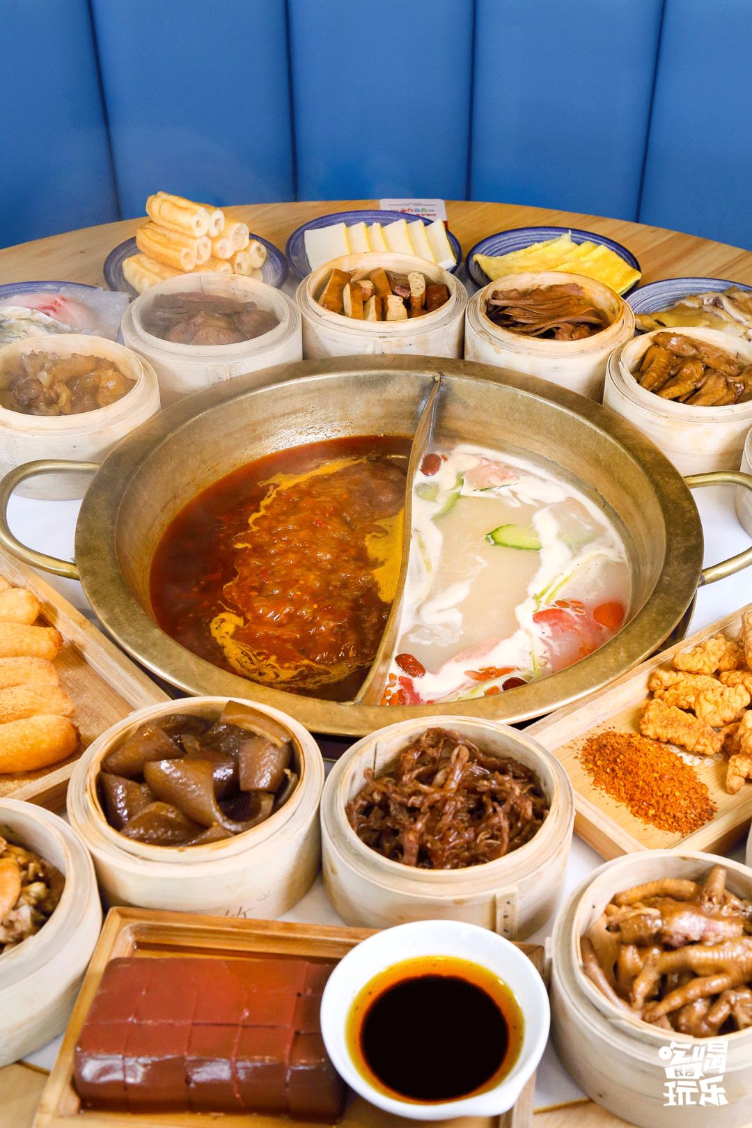街岔路口2楼(魅力四射酒吧旁)的麓山派卤味火锅,以各具特色的招牌卤菜