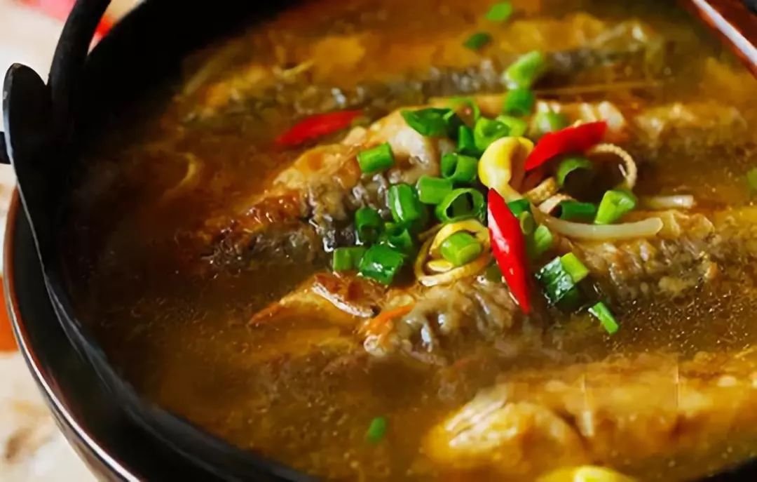 朝鲜族小鱼汤用的是延边本地的小鱼,泥鳅或者柳根鱼都是好味的选择,汤