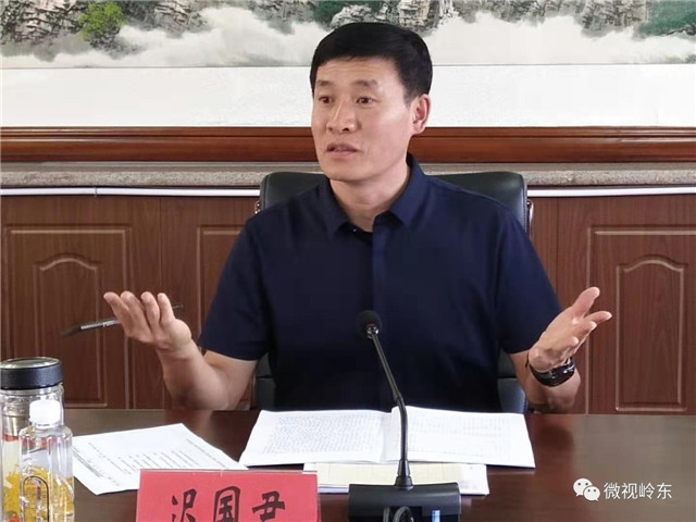 在区政府二楼会议室召开,会议由区委书记,区委编委会主任迟国君主持