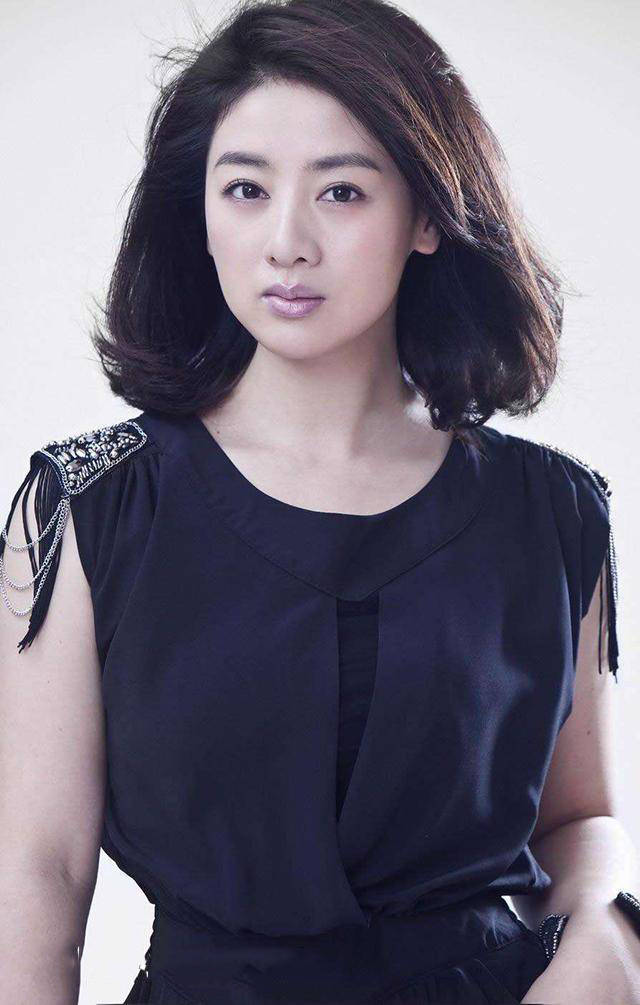 《上错花轿嫁对郎》走红,婚姻幸福美满,与黄奕形成鲜明对比_李佳璘
