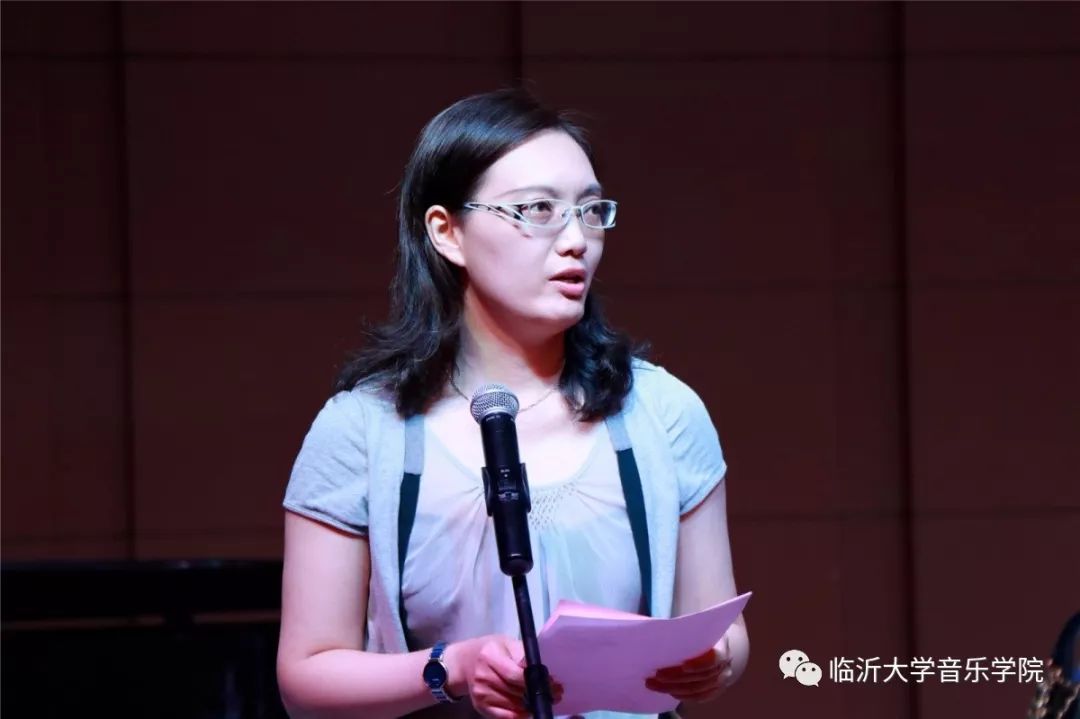 闫妍代表全体教师表示积极当好学生们的人生导师,认真履行教书育人