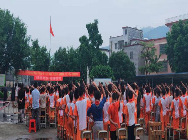 阳山县市场监督管理局会同青莲镇人民政府开展"上好开学第一课,系好新