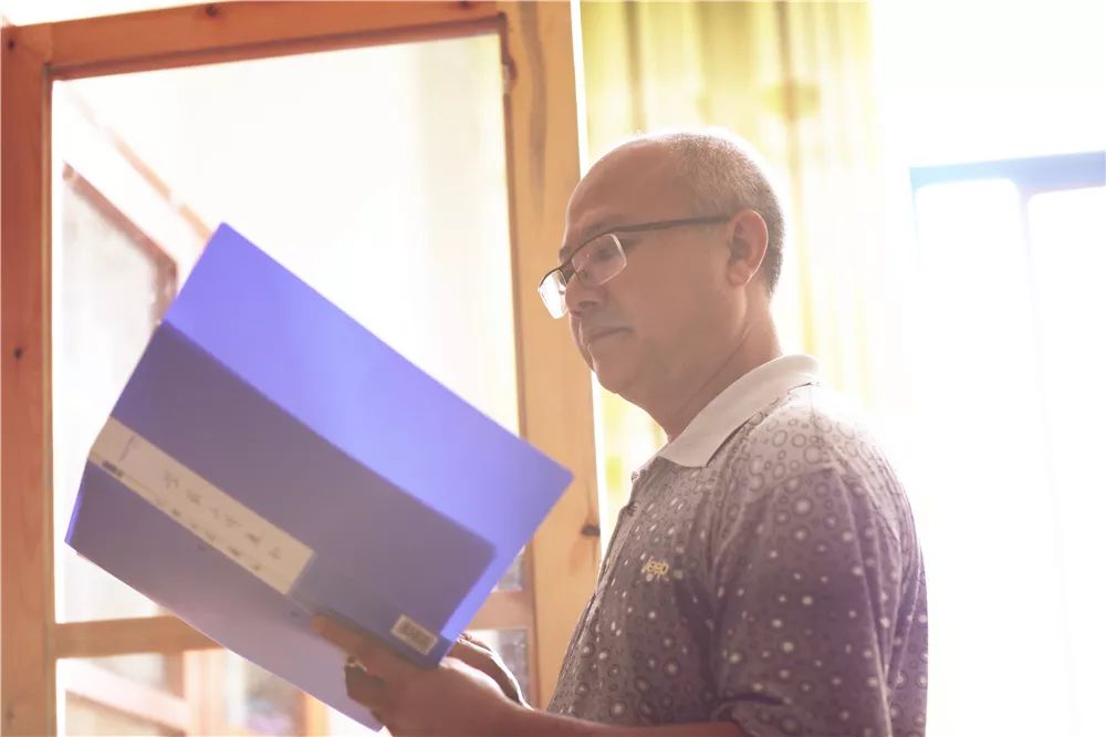 蒋先进是贺州平桂高级中学的一名语文老师,从教三十多年,带了8届高中