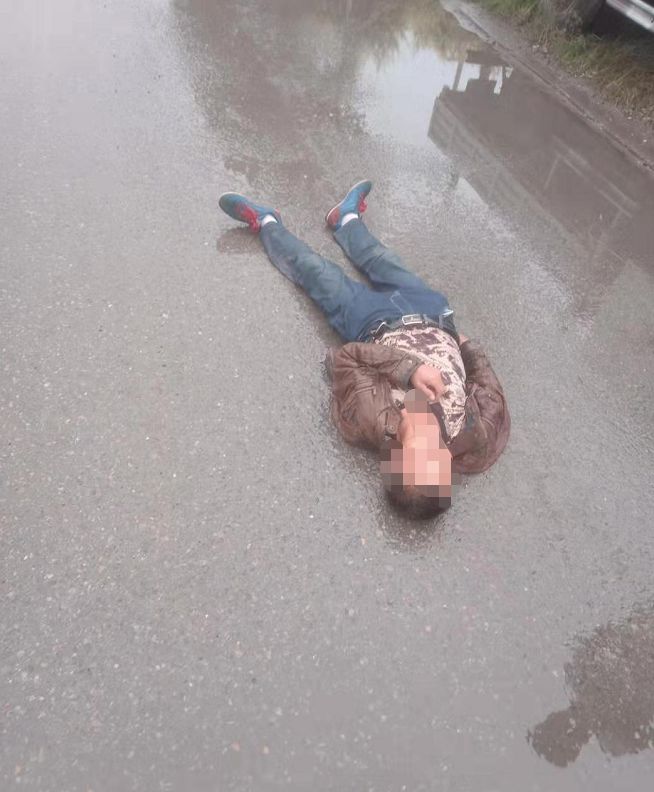 濮阳一男子在大雨中躺着淋雨一小时,咋回事?