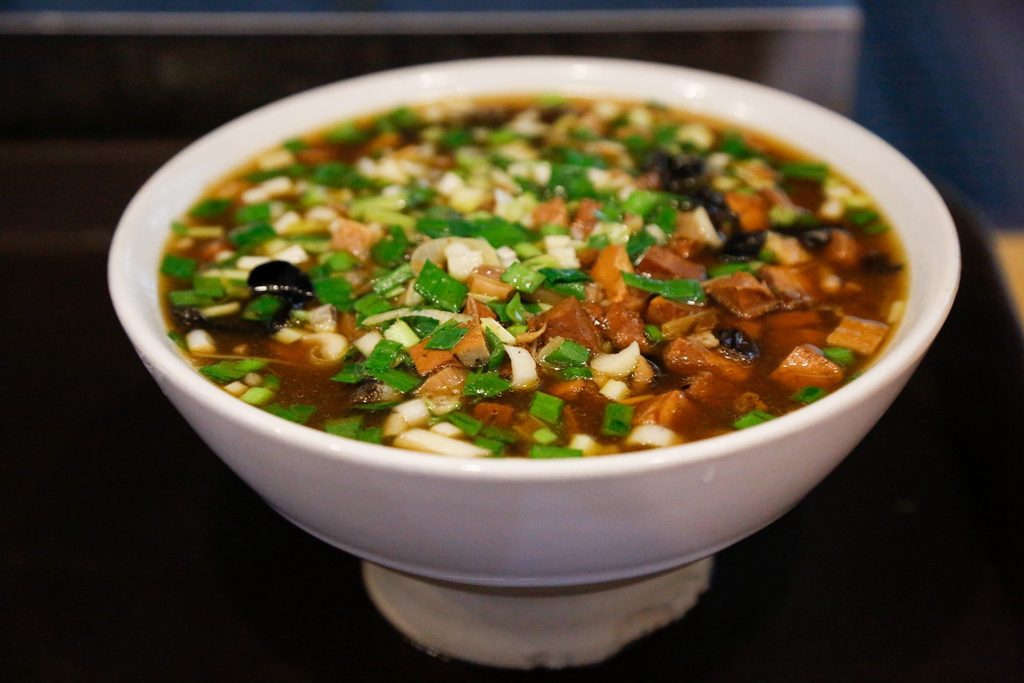 30岁小伙对长安臊子面情有独钟花百万开饭馆只为做好一碗臊子面