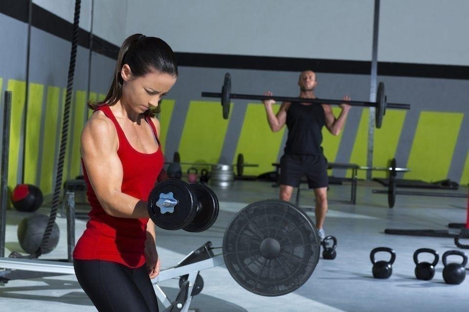 你举铁可以消耗多少卡路里杠铃哑铃是你健身房最好的新朋友