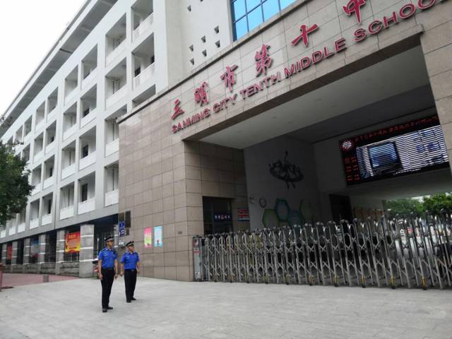 定岗维持市第十中学周边市容秩序城管大队采取集中整治与日常管理相