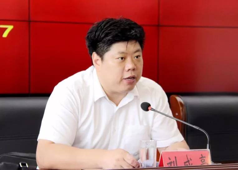 镇党委书记刘成亮对全体新兵提出四点要求和希望,一是要勤奋学习,提高