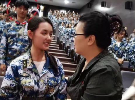 蒋依依军训美照流出,跟男生一起合影,小鲜肉颜值爆表