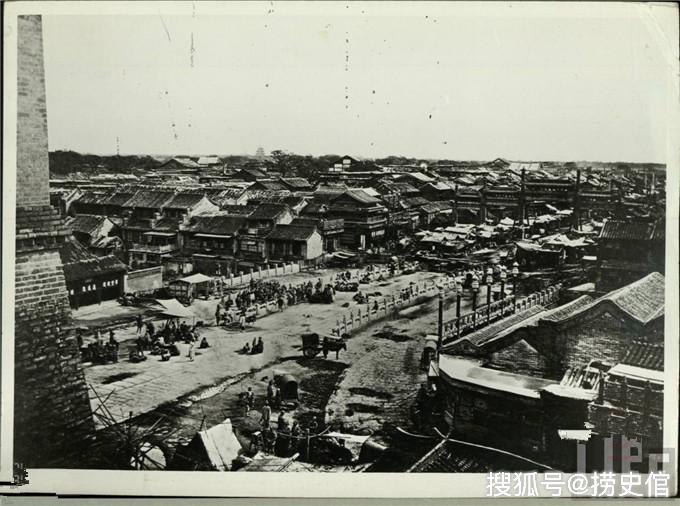 北平时期的皇城根亭子装在汽车上南池街医院叫北洋