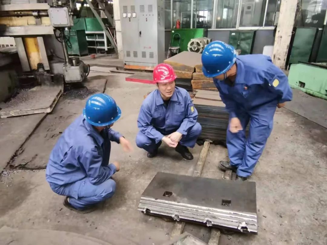 酒钢集团西部重工公司董事长总经理孔祥锐带领相关人员进行中秋节国庆