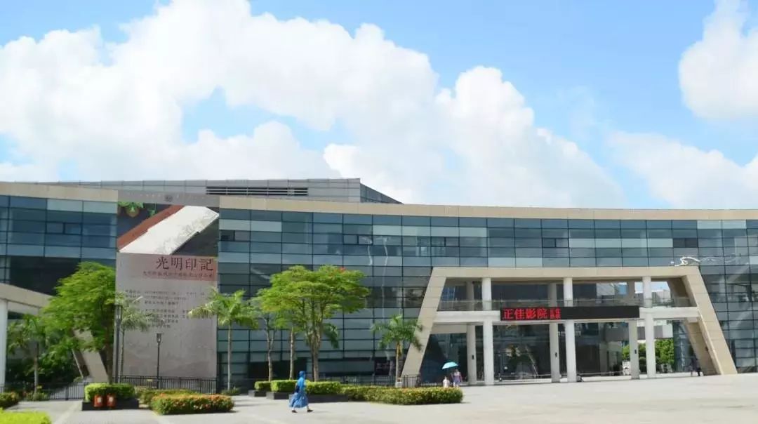 光明区图书馆交通指引详细地址:深圳市光明区振明路9号前广场附近公交