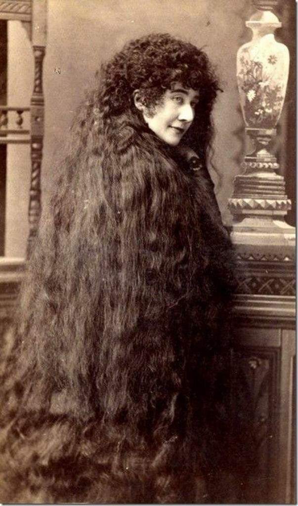 短的发型取代了辫子.人们对萨瑟兰姐妹长发的兴趣逐渐消退.