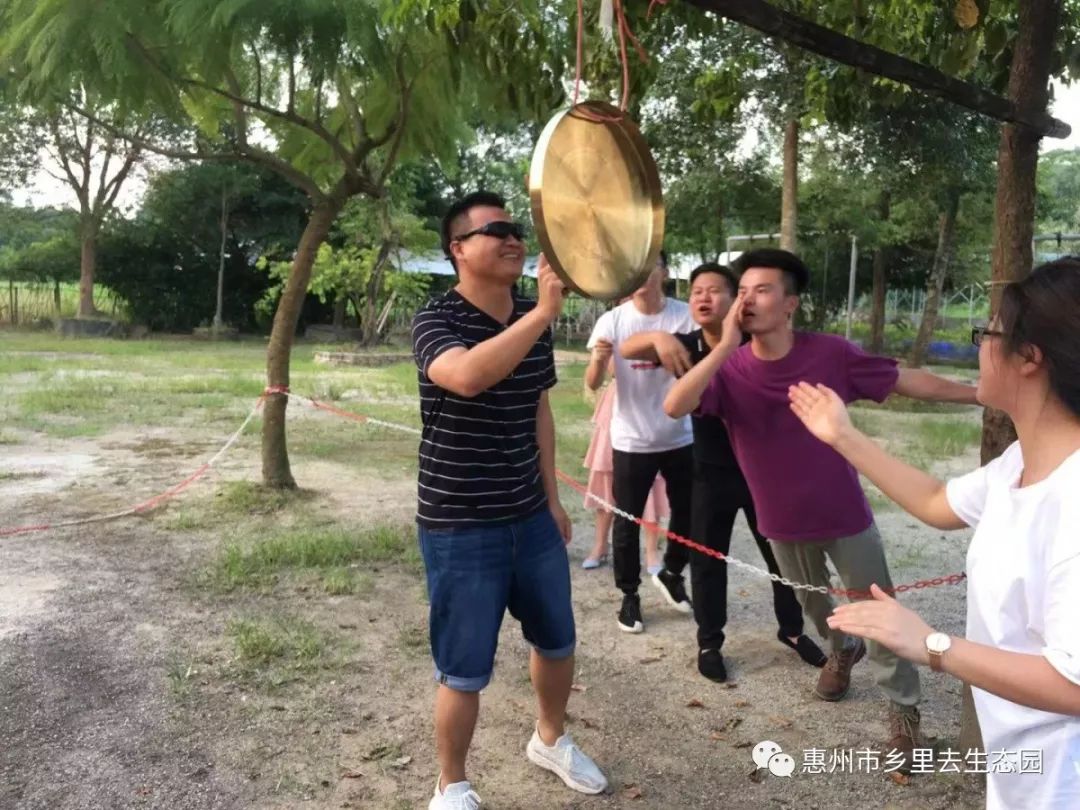 左边左边,右边右边,敲敲敲,干扰队员太给力了,敲锣人员都已经晕了搞笑