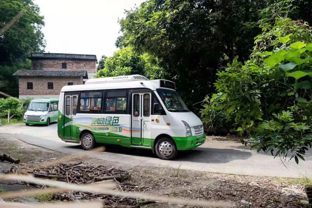 五菱特地研发推出三款适用车型——五菱q490小公交车,五菱s100纯电动