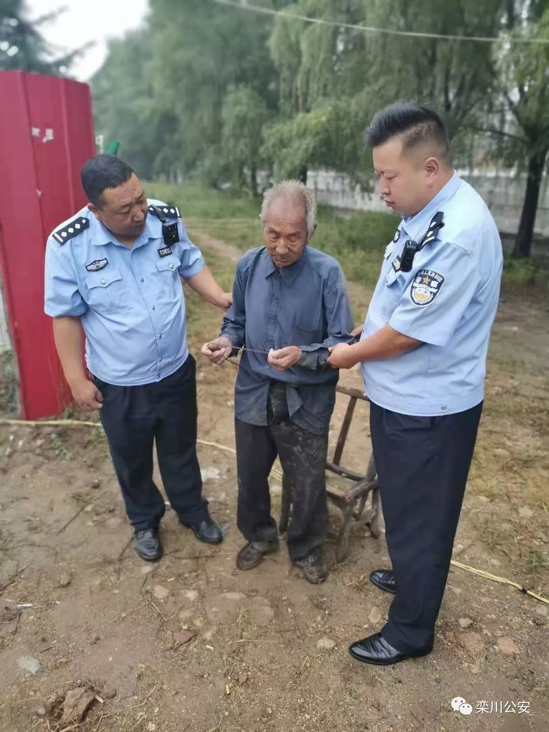 栾川公安危难时刻显身手:送回迷路老人找到失踪宝宝,金色盾牌呵护栾川