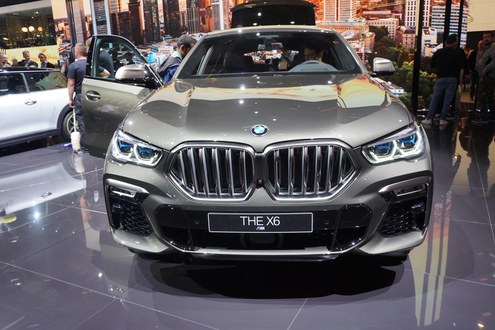 2020款宝马x6亮相法兰克福车展,双肾格栅变大,海外起价46万元