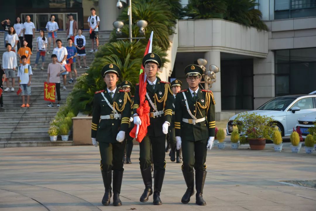 青春向祖国告白文澜学院举行升旗仪式