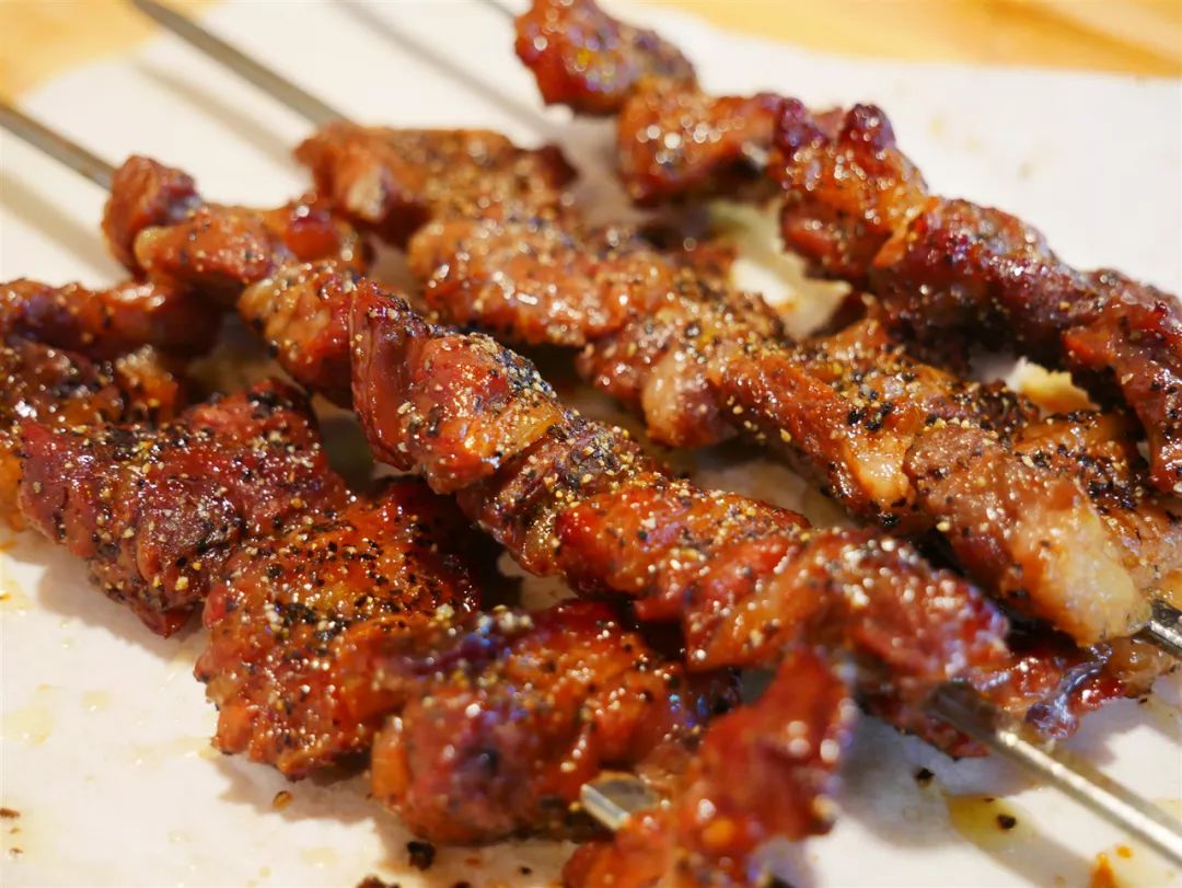 经过炭火的烘烤黑胡椒的辛香和肉汁紧密结合释放成倍的满足感羊肉小串