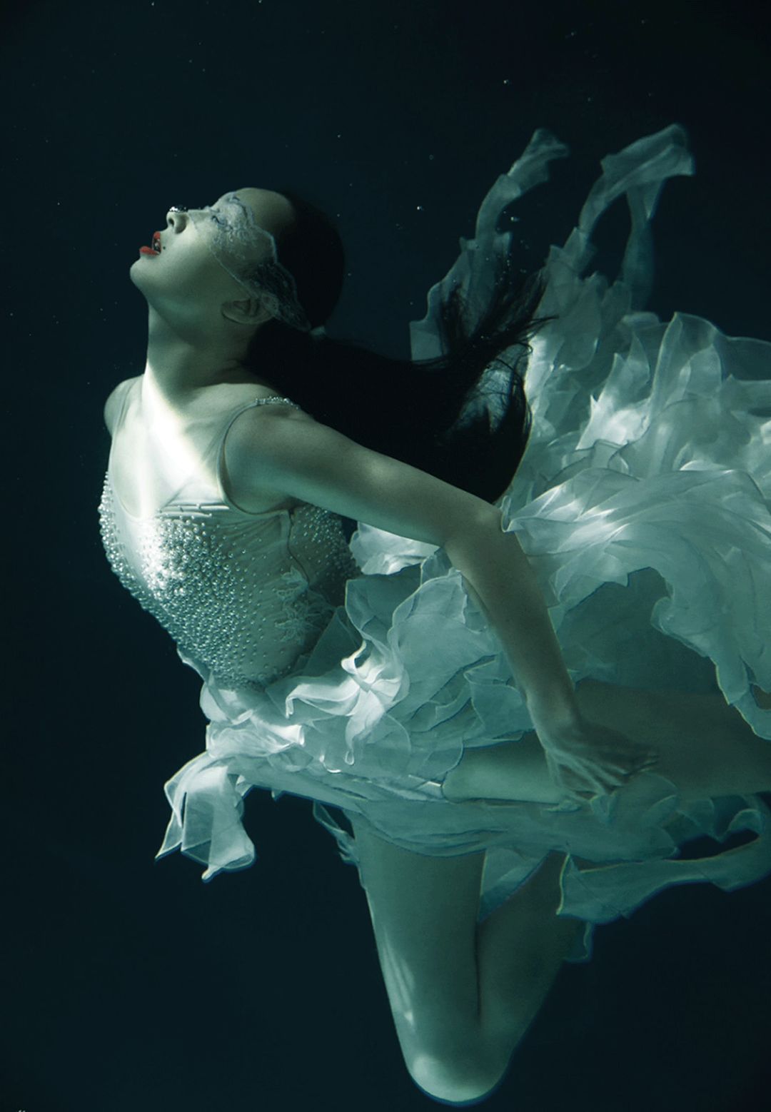 到我心肝颤小陶虹的「水下写真」又被人翻了出来还有前几天▼李沁的腿