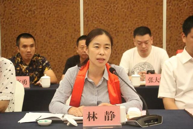 柯城区副区长林静代表中共柯城区委,区人民政府向在柯城就业的北川人