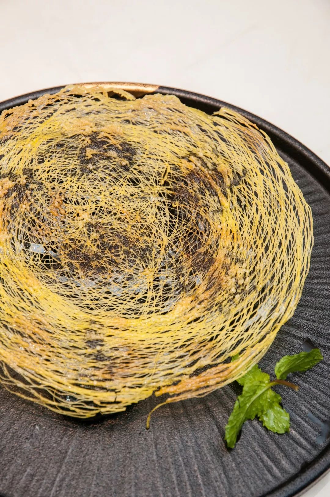炭烧猪小排泉水鲍汁手工豆腐鸡汤堂灼小菜苗葛仙米配牛油果双皮奶/ 以