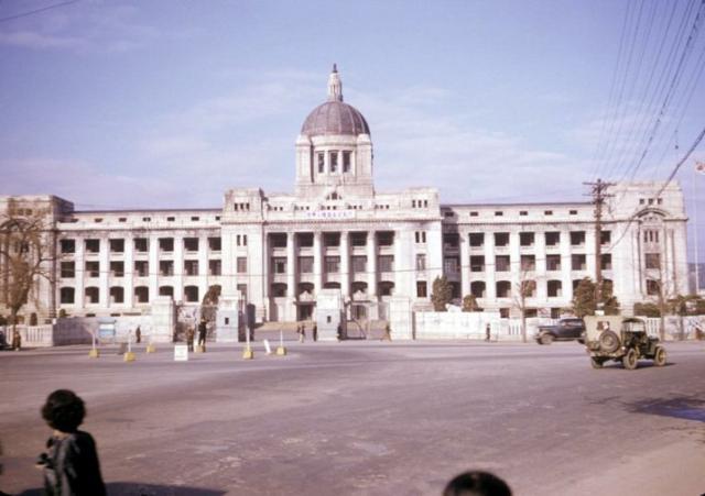 图为旧朝鲜总督府前.