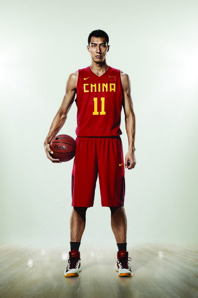 "男篮一哥"易建联年薪高达2000万,豪车车型很少见,周琦重新回归新疆队