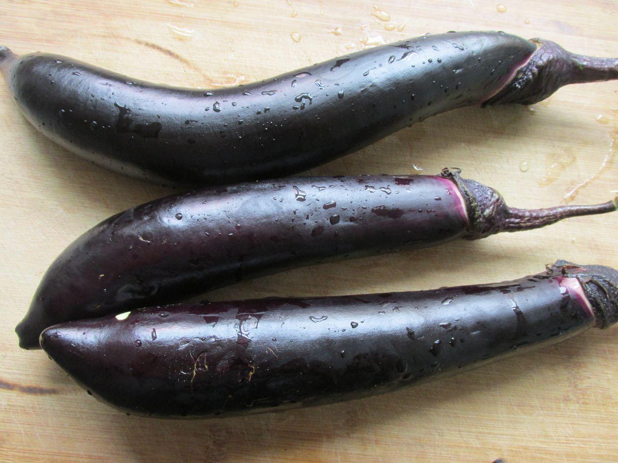 材料:长茄3个,肉末100克,粉丝1把,葱,姜,小米椒圈,酱油1勺,蚝油1勺,盐