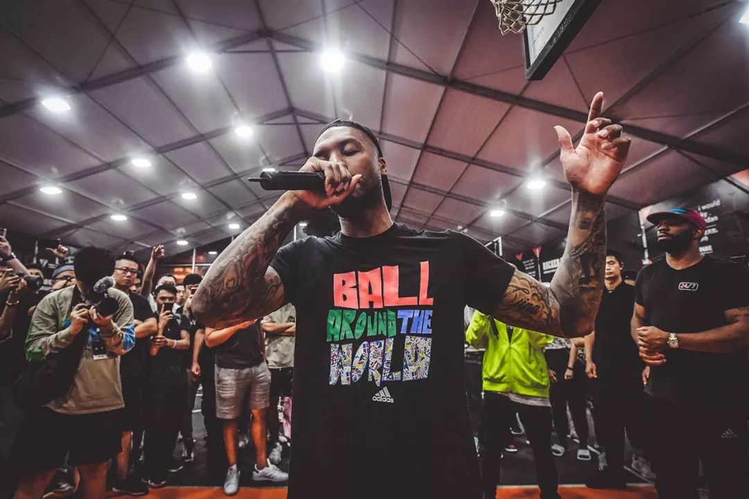 唱跳rap篮球nba第一人?利拉德在上海重现了「dame time」