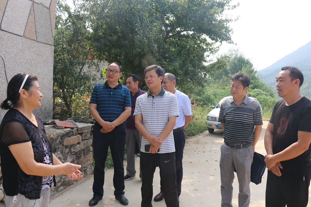 魏明超调研新市镇精准扶贫工作