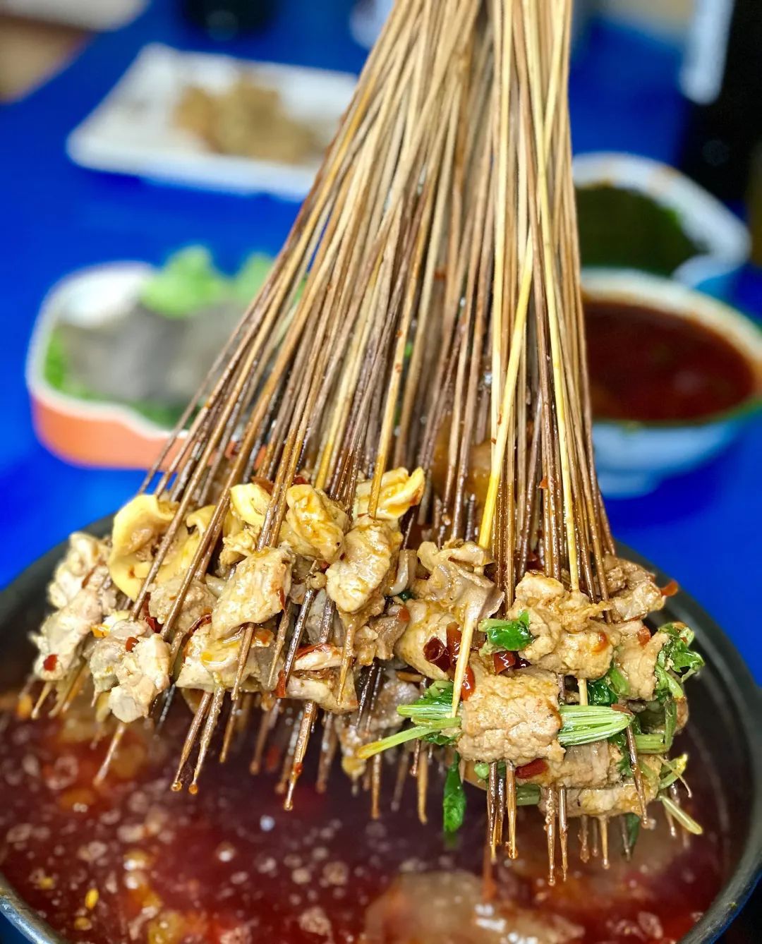 更有东北系涮串-筋皮子,心管最经典莫过于小郡肝3保鲜柜烟雾缭绕,上百