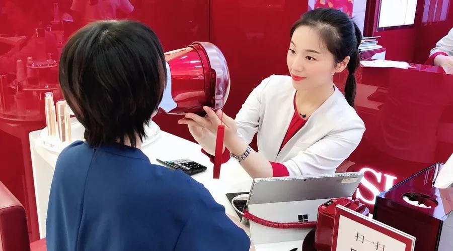 今年,银泰的sk-ii就诞生了一名网红柜姐——马珂.