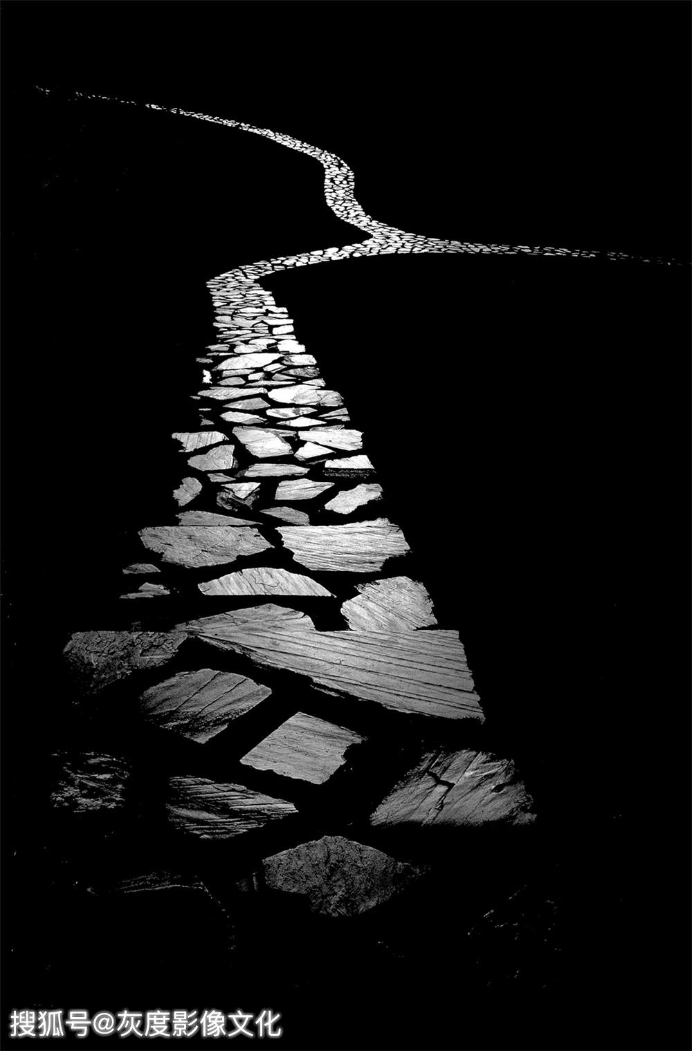 灰度摄影 凝视:后城市景观中的决定瞬间