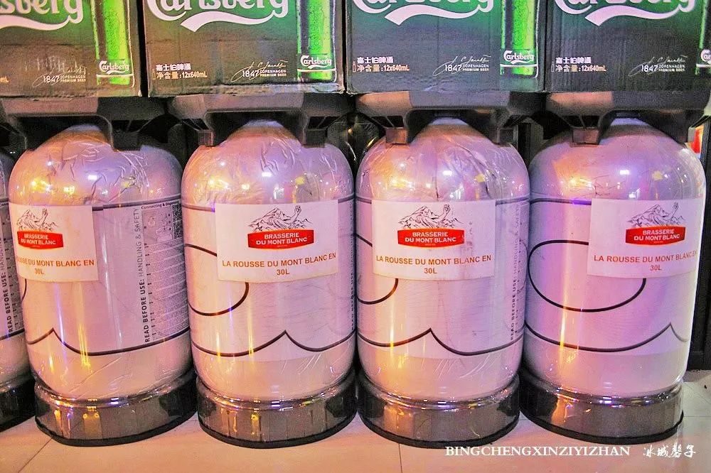 这个像煤气罐的就是我们喝的白朗峰精酿琥珀啤酒,可以成罐卖的,据说