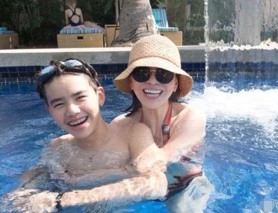 49岁雪姨王琳海滩度假晒出泳装美照这身材的阿姨你愿意吗