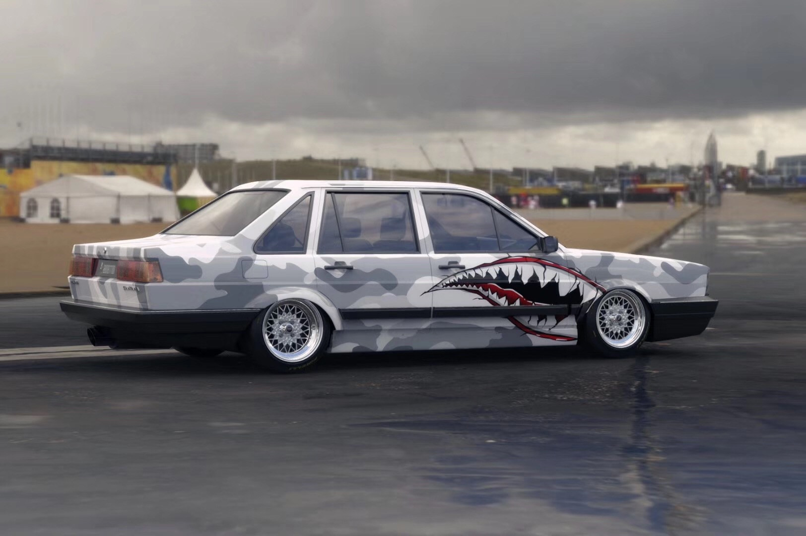 黑白迷彩的车身彩绘 老款桑塔纳不只有情怀