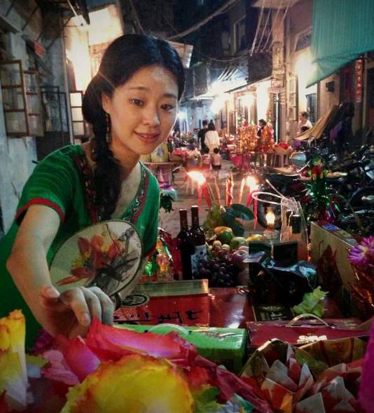 潮汕待出嫁姑娘拜月的重要心愿是寻求一个好夫婿."中秋夜,月娘娘.