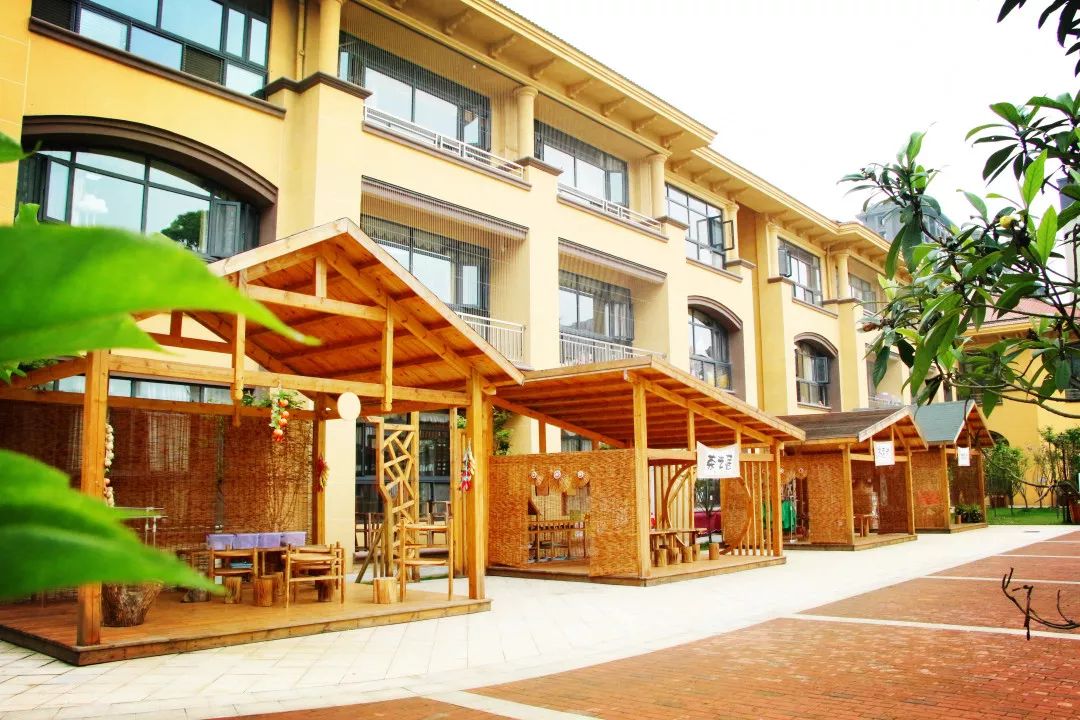 茶园"中,幼儿观察植物生长过程,体验种植采摘的乐趣;在"生活坊"运用自